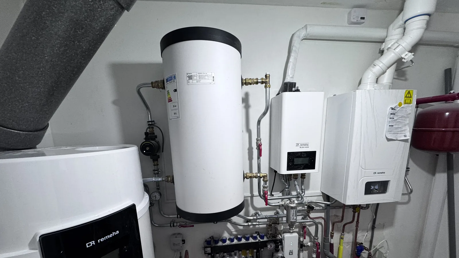 Remeha cv-ketel en boiler in een technische ruimte