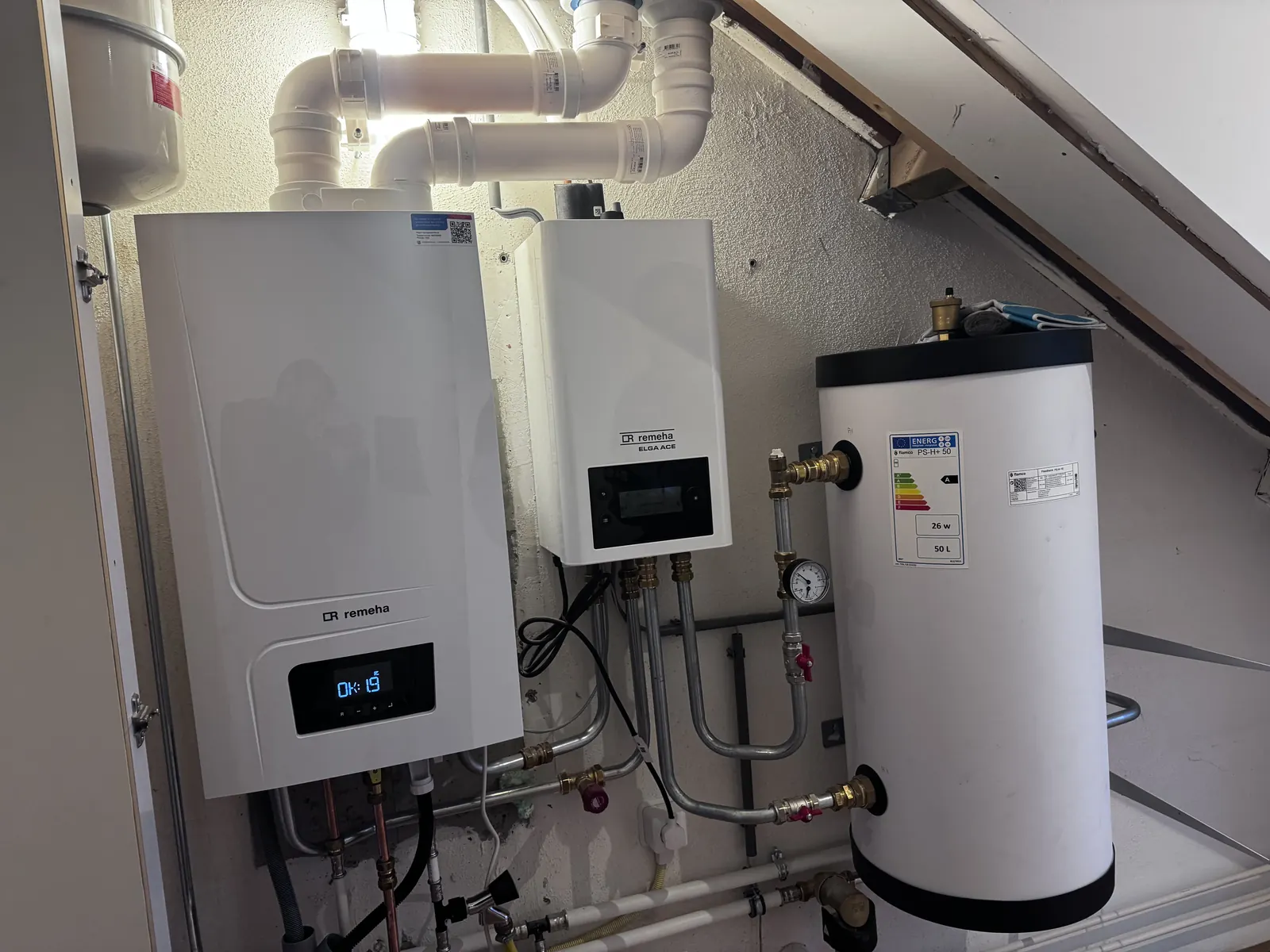 Remeha en OSO in de technische ruimte. Technische ruimte met een Remeha ELGA ACE hybride warmtepomp en een OSO boiler, netjes geïnstalleerd door HEAT Nederland.