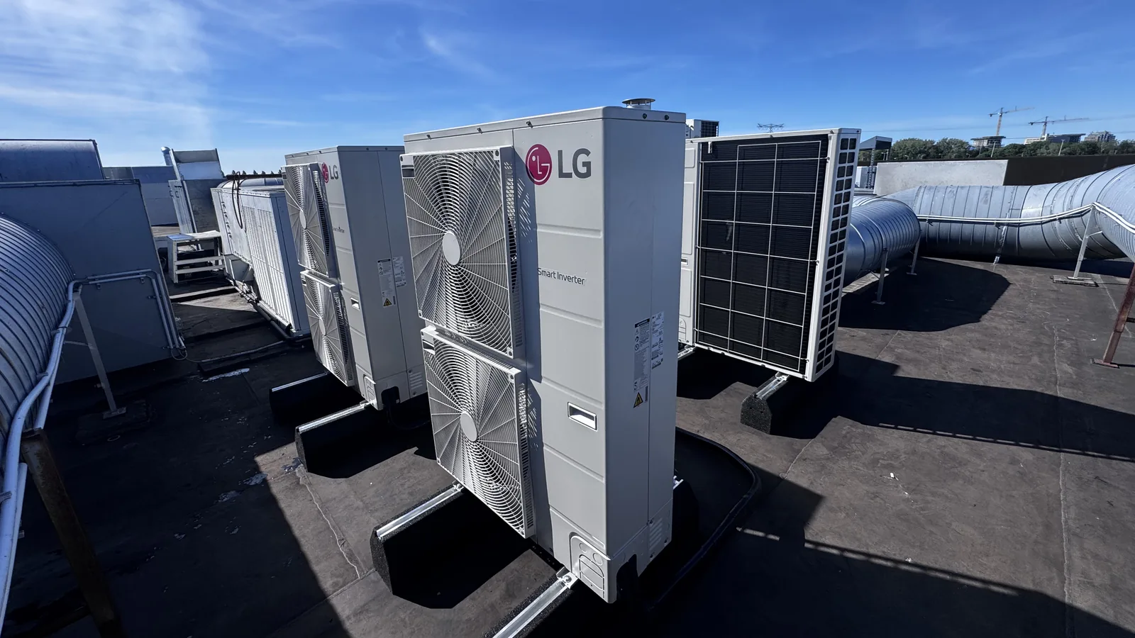 LG buitenunits van een airco op een bedrijfsdak
