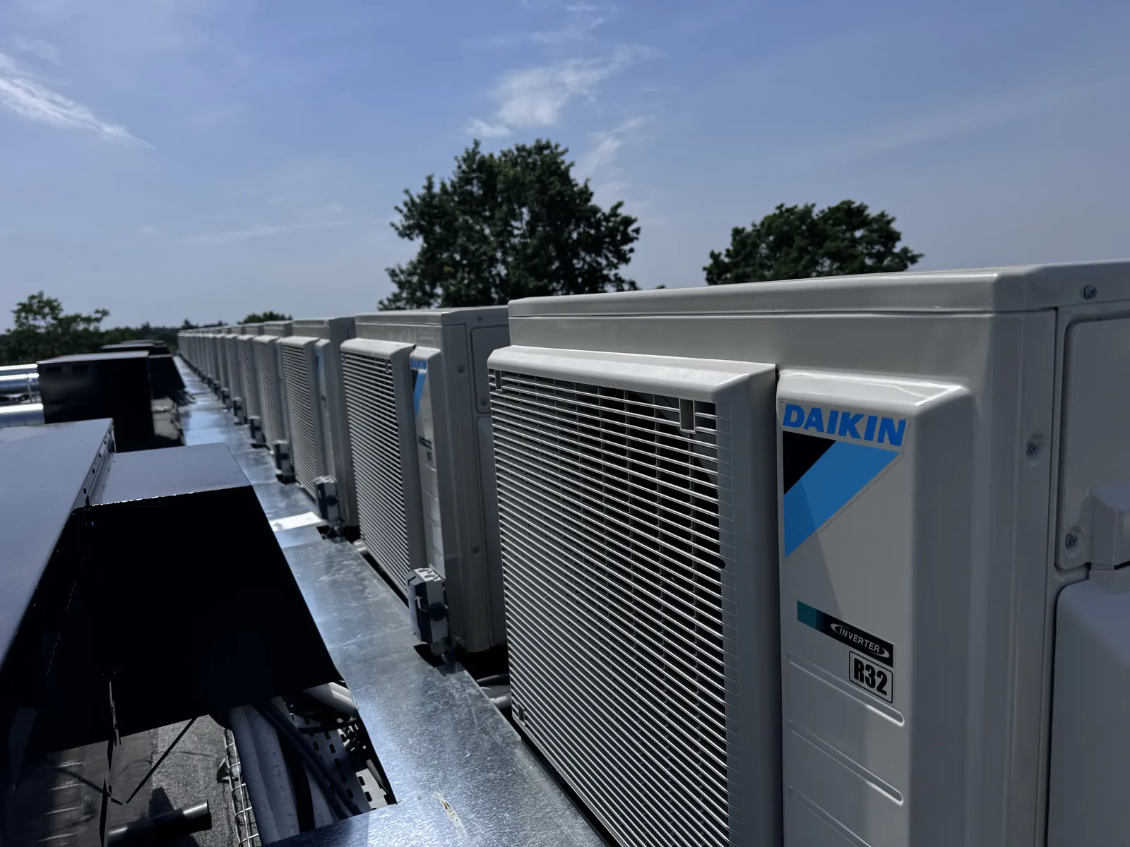 47 woningen met Daikin warmtepomp. Project van HEAT Nederland: in 47 woningen verving een Daikin warmtepomp de oude cv-ketel. Alle buitenunits staan strak op één dak.
