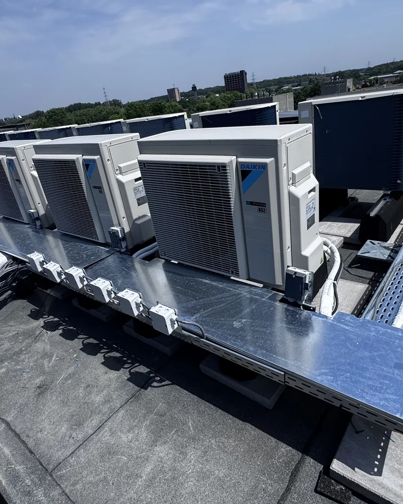 47 woningen met Daikin warmtepomp. Project van HEAT Nederland: in 47 woningen verving een Daikin warmtepomp de oude cv-ketel. Alle buitenunits staan strak op één dak.