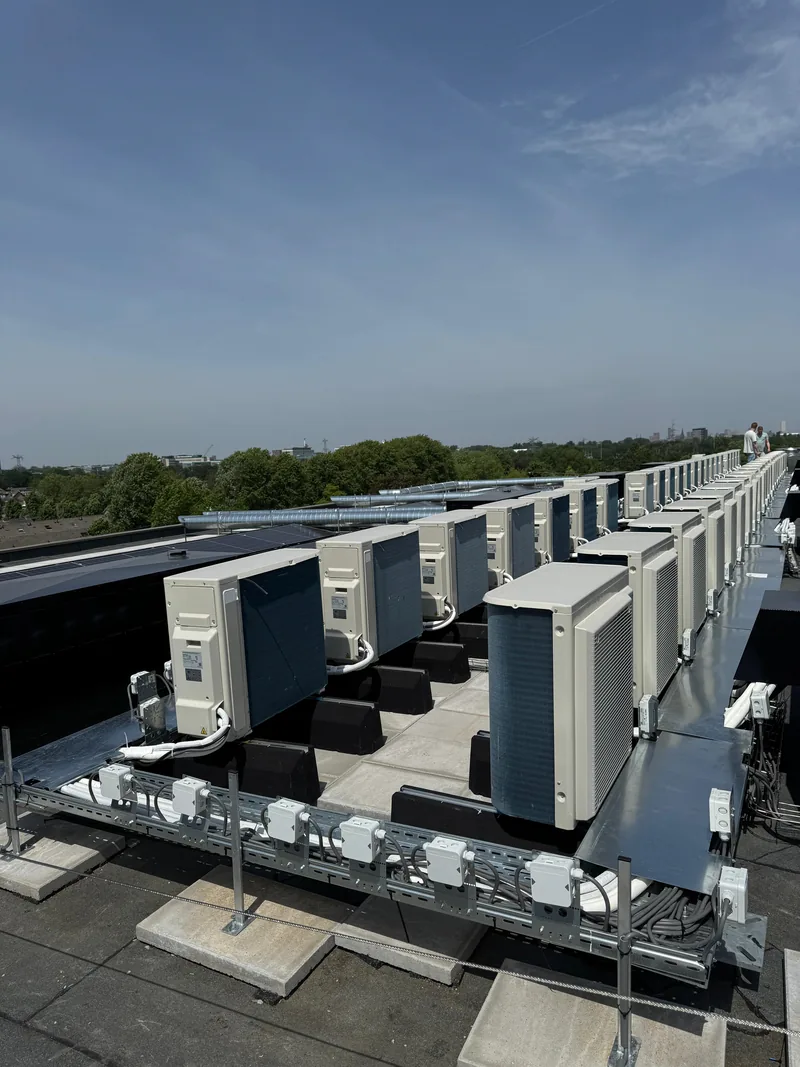 47 woningen met Daikin warmtepomp. Project van HEAT Nederland: in 47 woningen verving een Daikin warmtepomp de oude cv-ketel. Alle buitenunits staan strak op één dak.