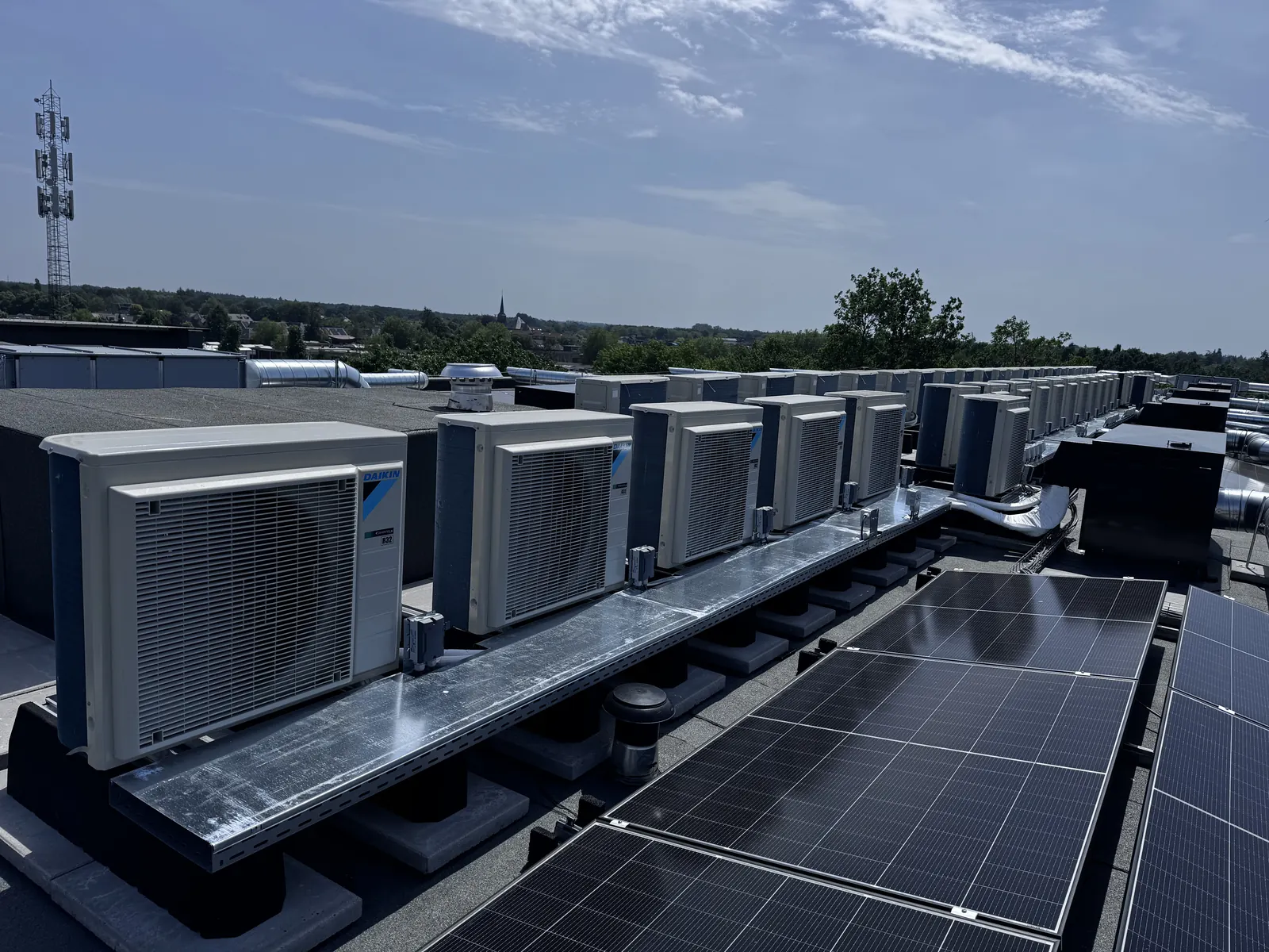 47 woningen met Daikin warmtepomp. Project van HEAT Nederland: in 47 woningen verving een Daikin warmtepomp de oude cv-ketel. Alle buitenunits staan strak op één dak.