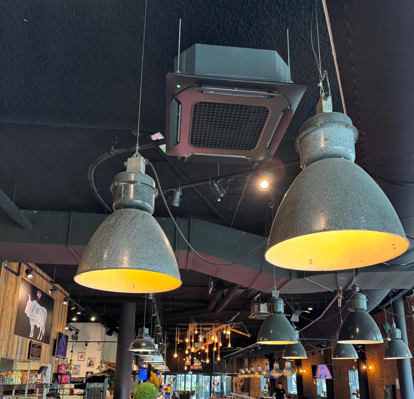 Restaurant met een airco-plafondcassette