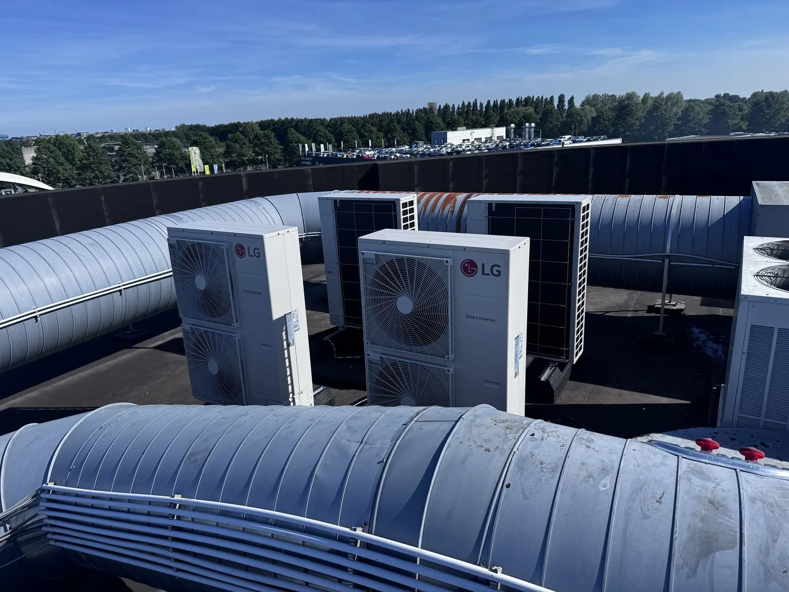 LG buitenunits op een bedrijfsdak. Bedrijfsdak vol LG buitenunits, strak op stelrails en trillingsdempers geplaatst door HEAT Nederland.