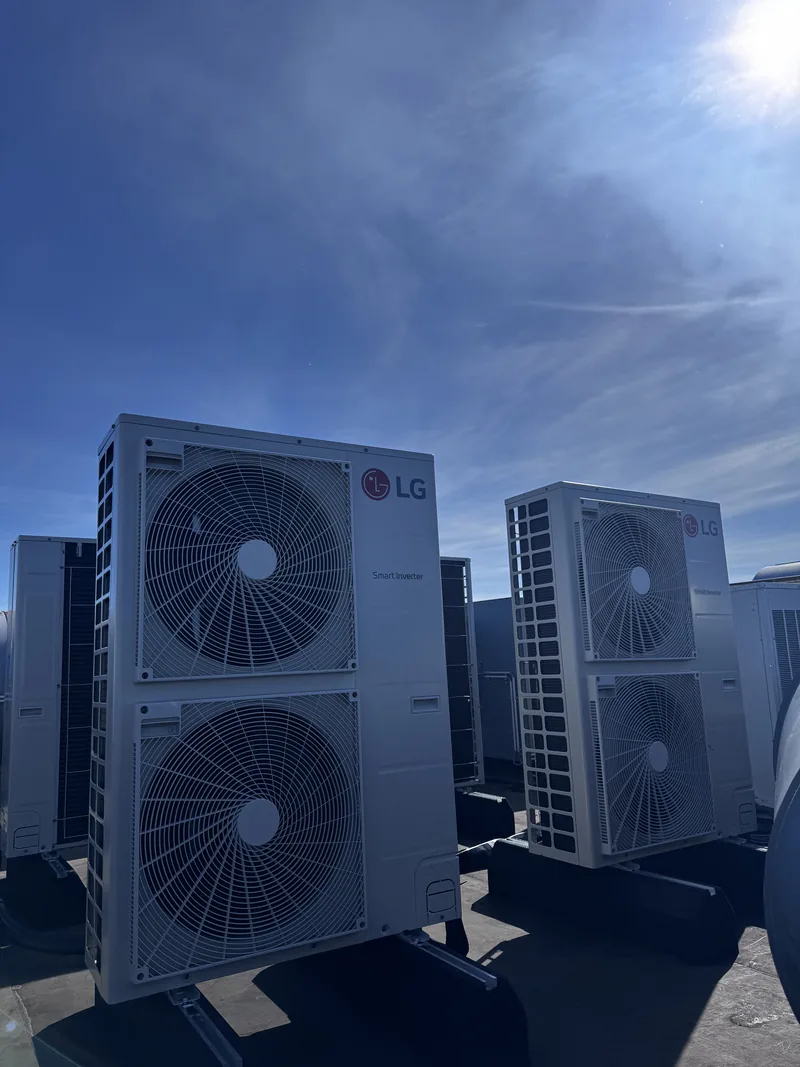LG buitenunits op een bedrijfsdak. Bedrijfsdak vol LG buitenunits, strak op stelrails en trillingsdempers geplaatst door HEAT Nederland.